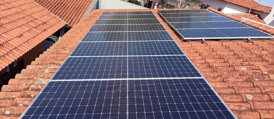 Painéis solares em telhado de casa com telhas coloniais