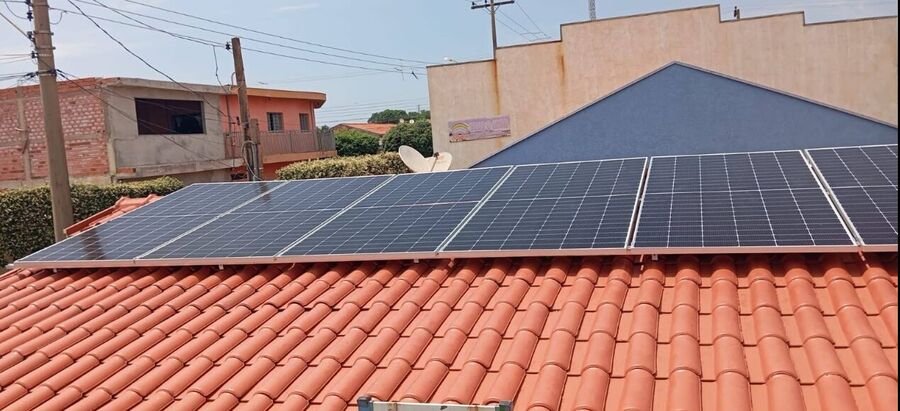Instalação de painéis solares em telhado residencial
