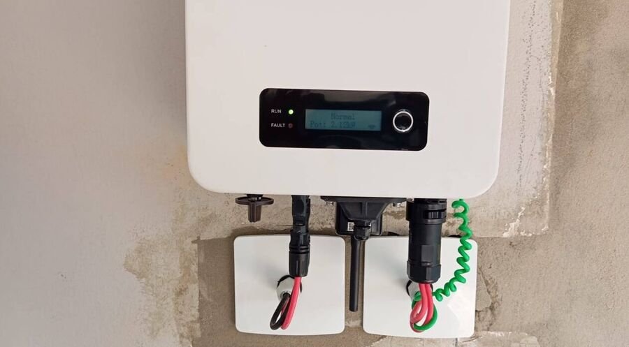 Inversor solar instalado na parede